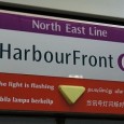 Pourquoi dit-on Singapour en français et pas Singapore ? A l&rsquo;instar de Beijing (Pékin) ou London (Londres), la France a pour habitude d&rsquo;adapter les noms propres à la langue de...